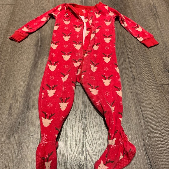 Childrens place 9-12 month Christmas footed sleeper ❄️ GUC - Picture 1 of 3